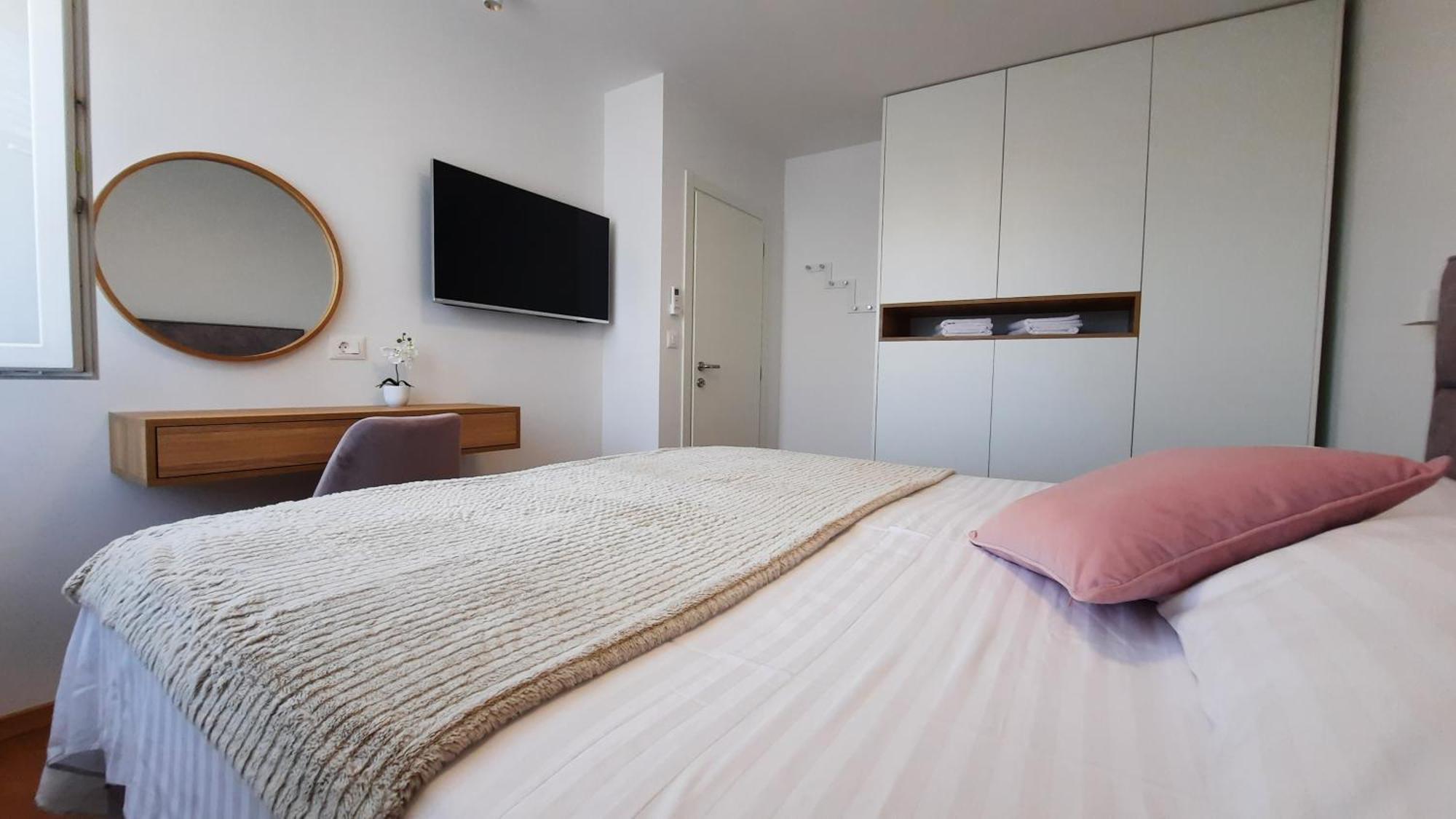 Luxury Marina View Apartman *
